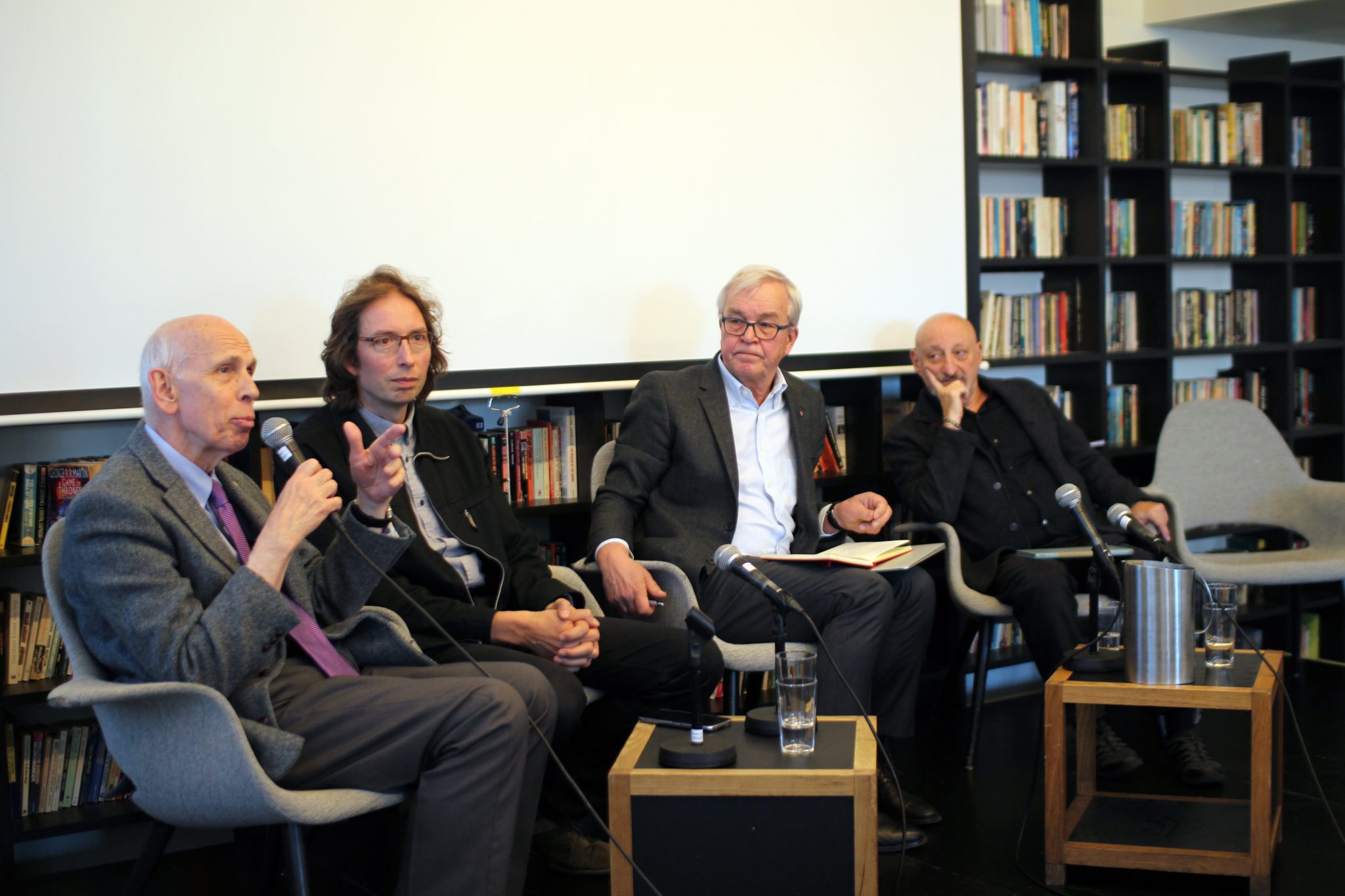 Professors Ole Petersen, Jeroen van der Sluijs, Risto Nieminen and Silvio Funtowicz during the panel discussion in session 1 Professors Ole Petersen, Jeroen van der Sluijs, Risto Nieminen and Silvio Funtowicz during the panel discussion in session 1